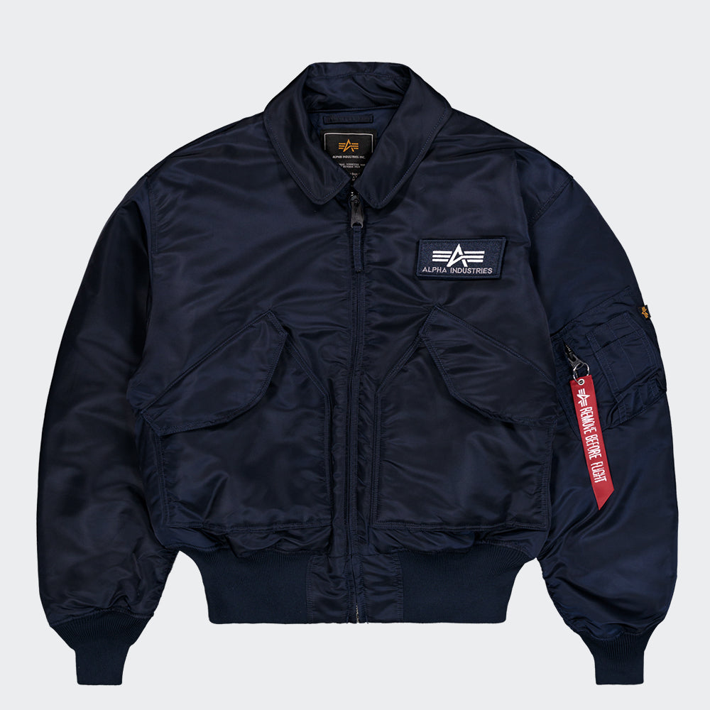"Alpha Industries CWU 45 Heritage Bomberjacke in Rep. Blue, aus robustem Nylon, mit Rippbündchen, Utility-Tasche am Ärmel und gestepptem Innenfutter."