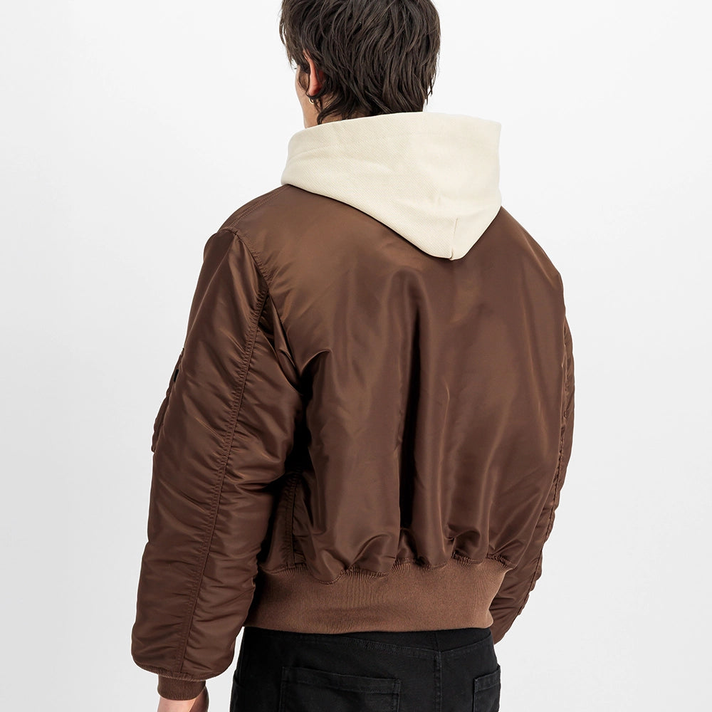 Alpha Industries CWU 45 (HERITAGE) Bomberjacke in Powder Brown, Rueckansicht am Model, STICKABUSH