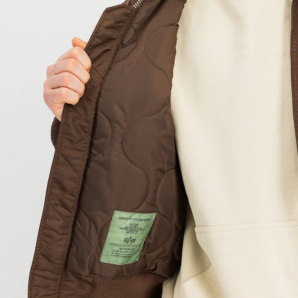 Alpha Industries CWU 45 (HERITAGE) Bomberjacke in Powder Brown, Detailansicht am Model, STICKABUSH