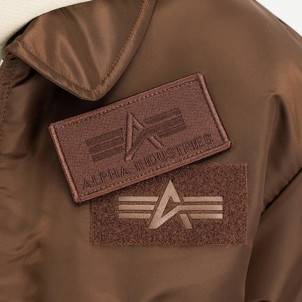 Alpha Industries CWU 45 (HERITAGE) Bomberjacke in Powder Brown, Detailansicht am Model, STICKABUSH