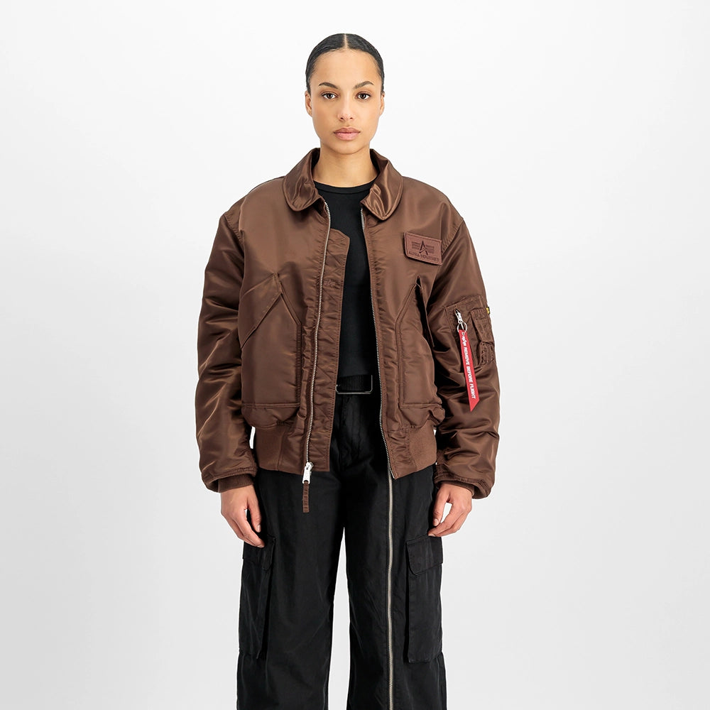 Alpha Industries CWU 45 (HERITAGE) Bomberjacke in Powder Brown, Frontansicht am Model, STICKABUSH