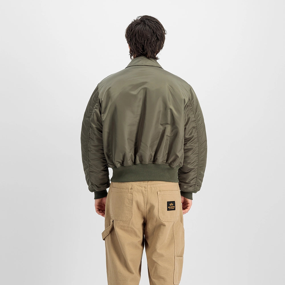 Alpha Industries CWU 45 (HERITAGE) Bomberjacke in Mud Olive, Rueckansicht am Model, STICKABUSH