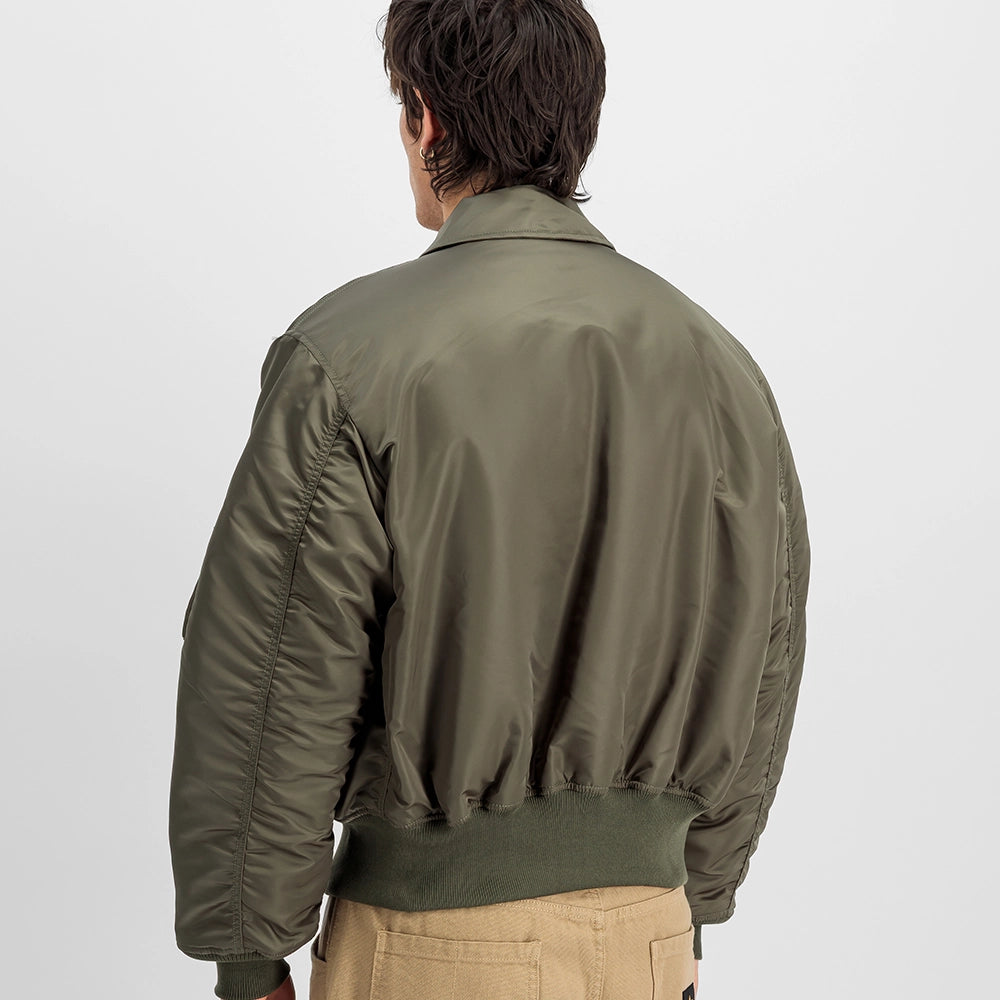 Alpha Industries CWU 45 (HERITAGE) Bomberjacke in Mud Olive, Rueckansicht am Model, STICKABUSH