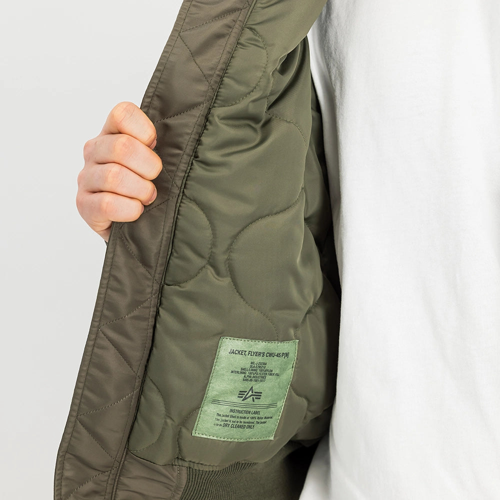 Alpha Industries CWU 45 (HERITAGE) Bomberjacke in Mud Olive, Detailansicht am Model, STICKABUSH