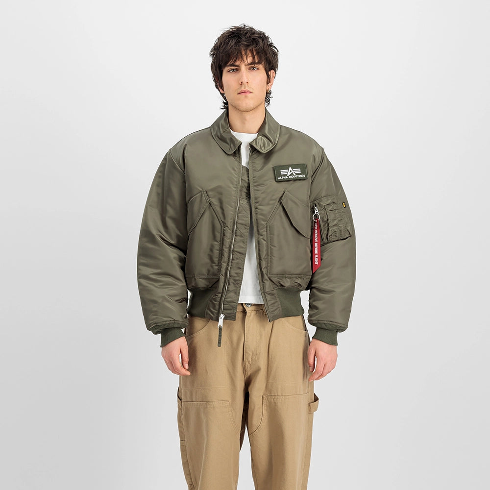 Alpha Industries CWU 45 (HERITAGE) Bomberjacke in Mud Olive, Frontansicht am Model, STICKABUSH