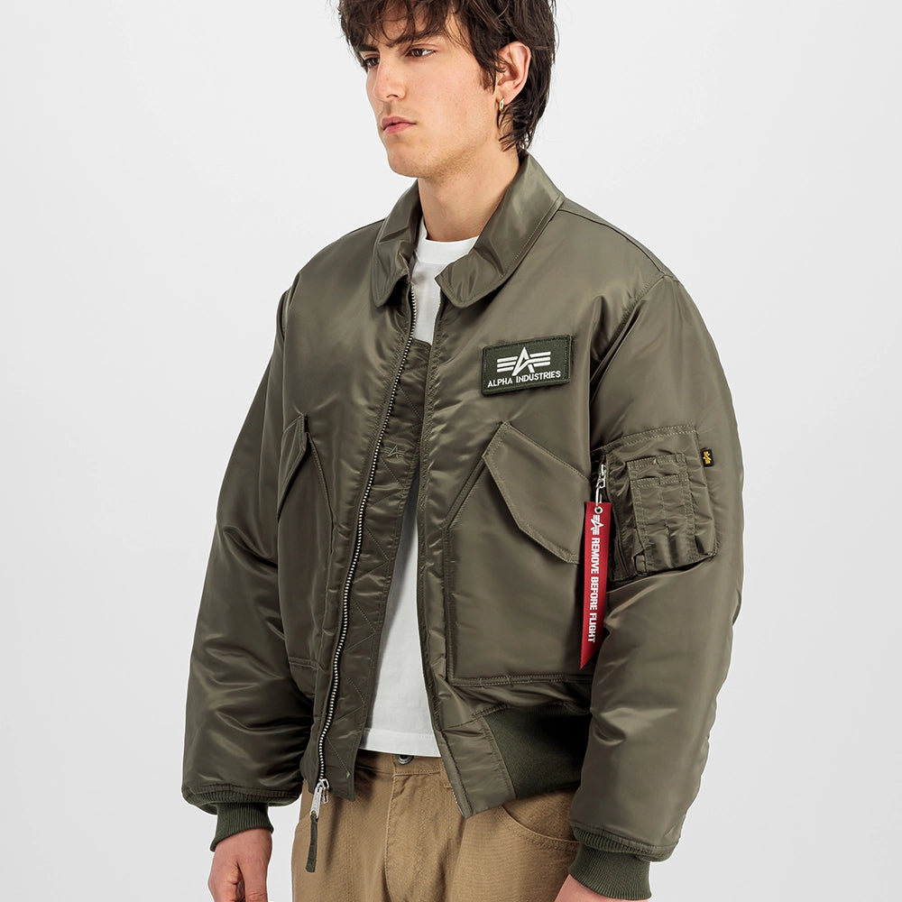 Alpha Industries CWU 45 (HERITAGE) Bomberjacke in Mud Olive, Seitenansicht am Model, STICKABUSH