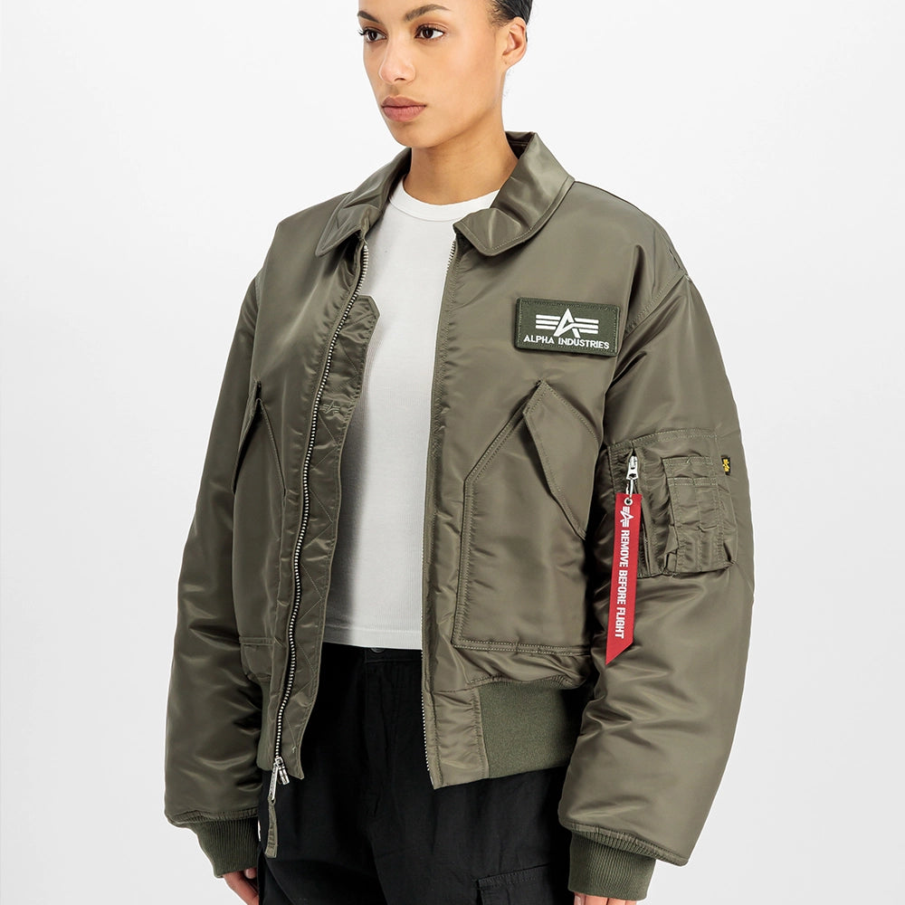 Alpha Industries CWU 45 (HERITAGE) Bomberjacke in Mud Olive, Seitenansicht am Model, STICKABUSH