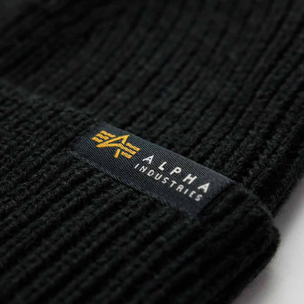 “Alpha Industries Dockers Beanie - Black. Schwarze Kurz-Beanie aus Acryl-Strick, mit Umschlag und kleinem Alpha Industries Logo-Label.“