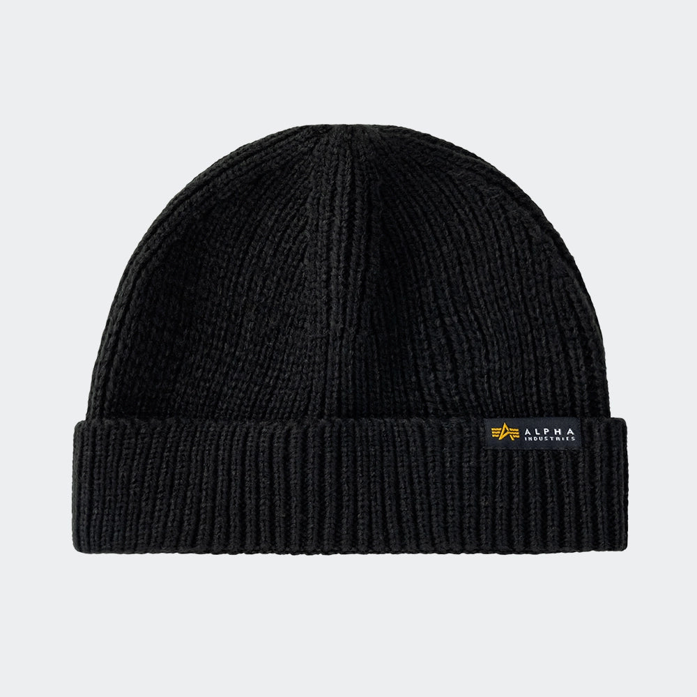 “Alpha Industries Dockers Beanie - Black. Schwarze Kurz-Beanie aus Acryl-Strick, mit Umschlag und kleinem Alpha Industries Logo-Label.“