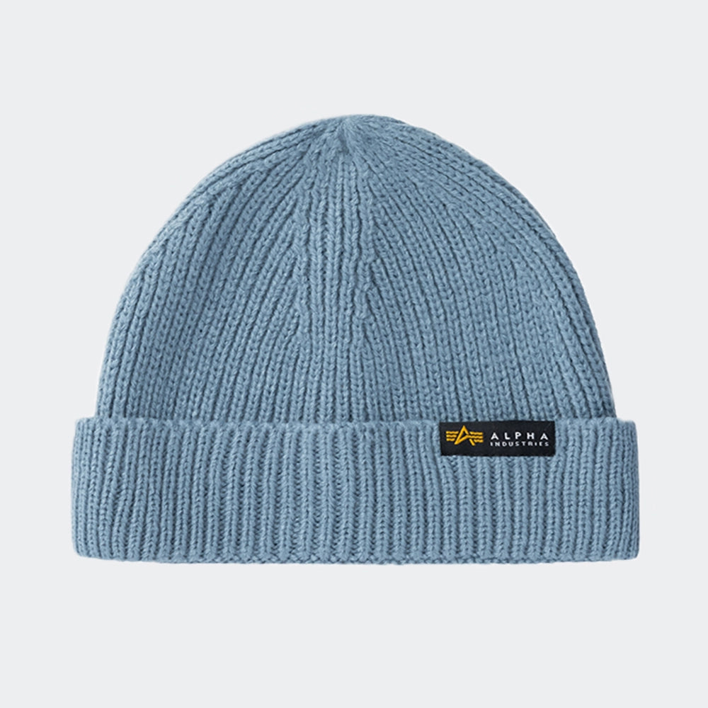 Alpha Industries Dockers Beanie – Grey Blue. Hellblaue Kurz-Beanie aus Acryl-Strick, mit Umschlag und kleinem Alpha Industries Logo-Label.