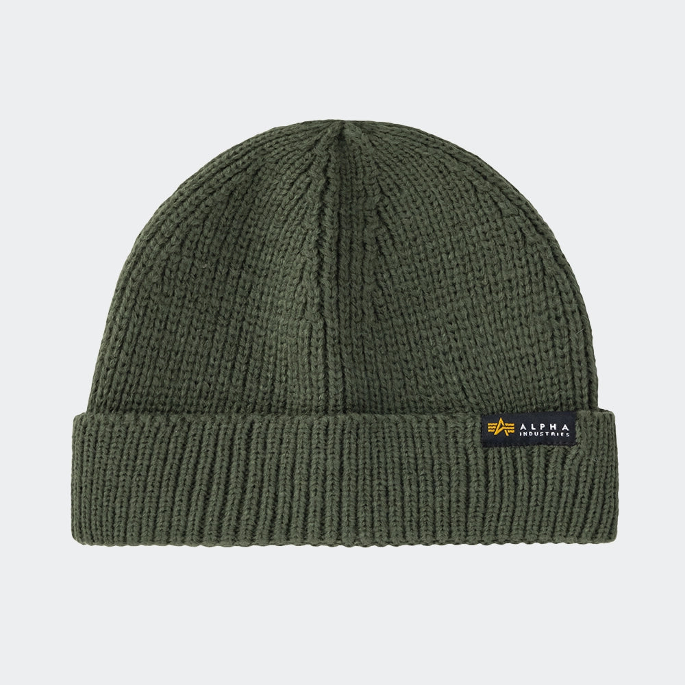 “Alpha Industries Dockers Beanie – Dark Olive. Olivgrüne Kurz-Beanie aus Acryl-Strick, mit Umschlag und kleinem Alpha Industries Logo-Label.“