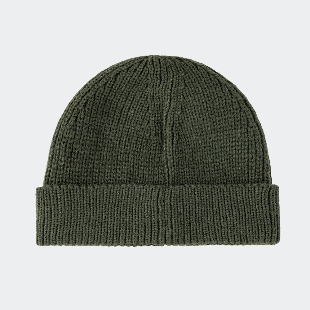 “Alpha Industries Dockers Beanie – Dark Olive. Olivgrüne Kurz-Beanie aus Acryl-Strick, mit Umschlag und kleinem Alpha Industries Logo-Label.“
