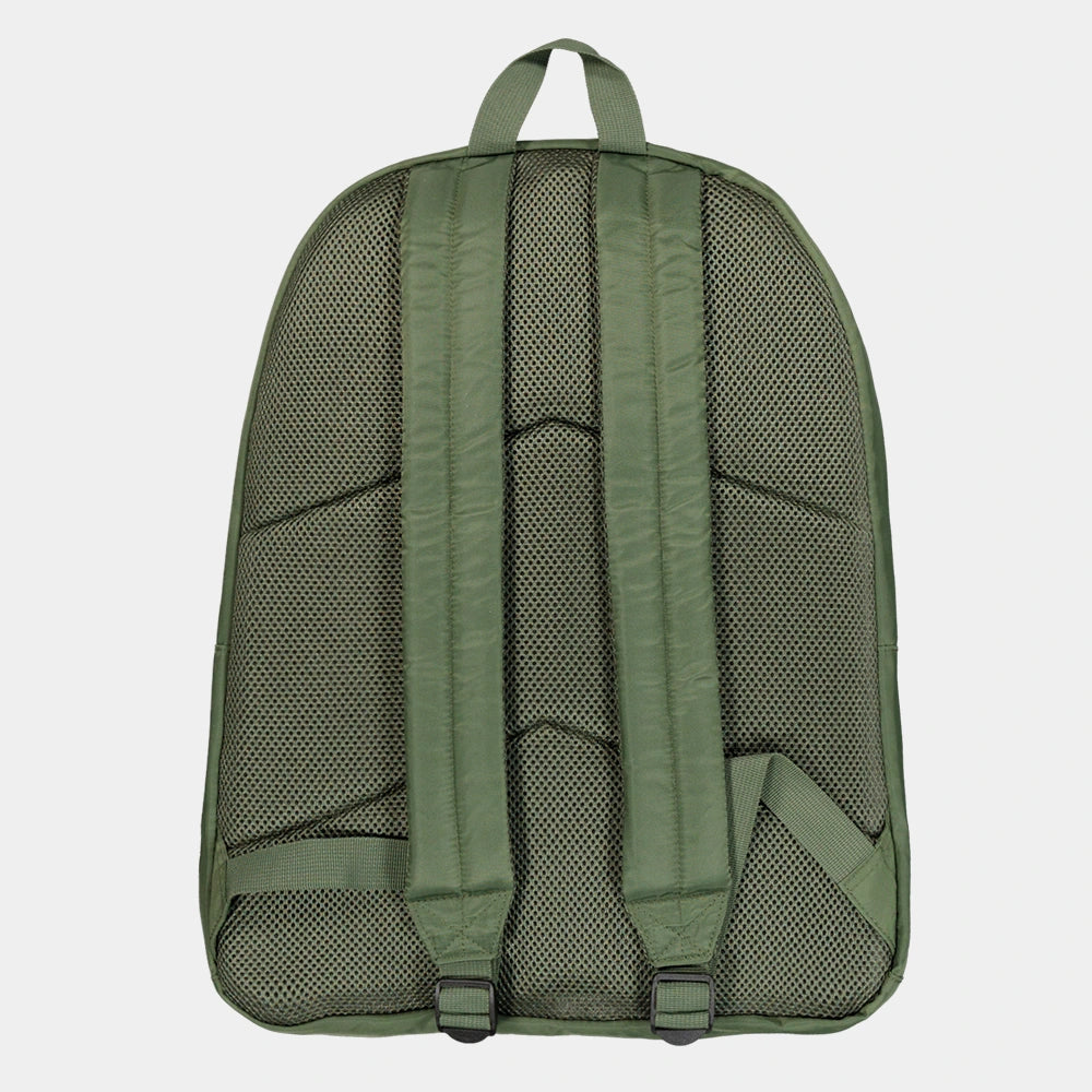 “Grüner (Sage Green) Alpha Industries Crew Backpack aus glänzendem Flight-Nylon mit rotem Remove Before Flight Tag und Utility-Tasche bei Stickabush Berlin.“