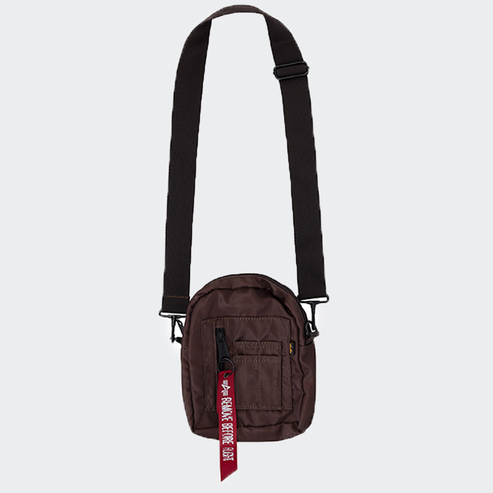 Alpha Industries Crew Carry Bag – Hunter Brown. Braune Umhaengetasche aus robustem Nylon, mit mehreren Fächern, Tragegriffen und abnehmbarem Schultergurt.