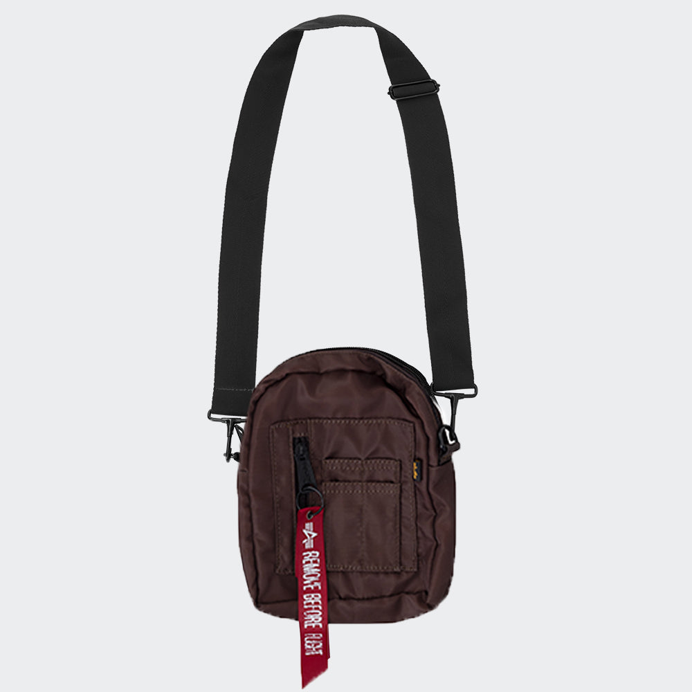 Alpha Industries Crew Carry Bag – Hunter Brown. Braune Umhaengetasche aus robustem Nylon, mit mehreren Fächern, Tragegriffen und abnehmbarem Schultergurt.