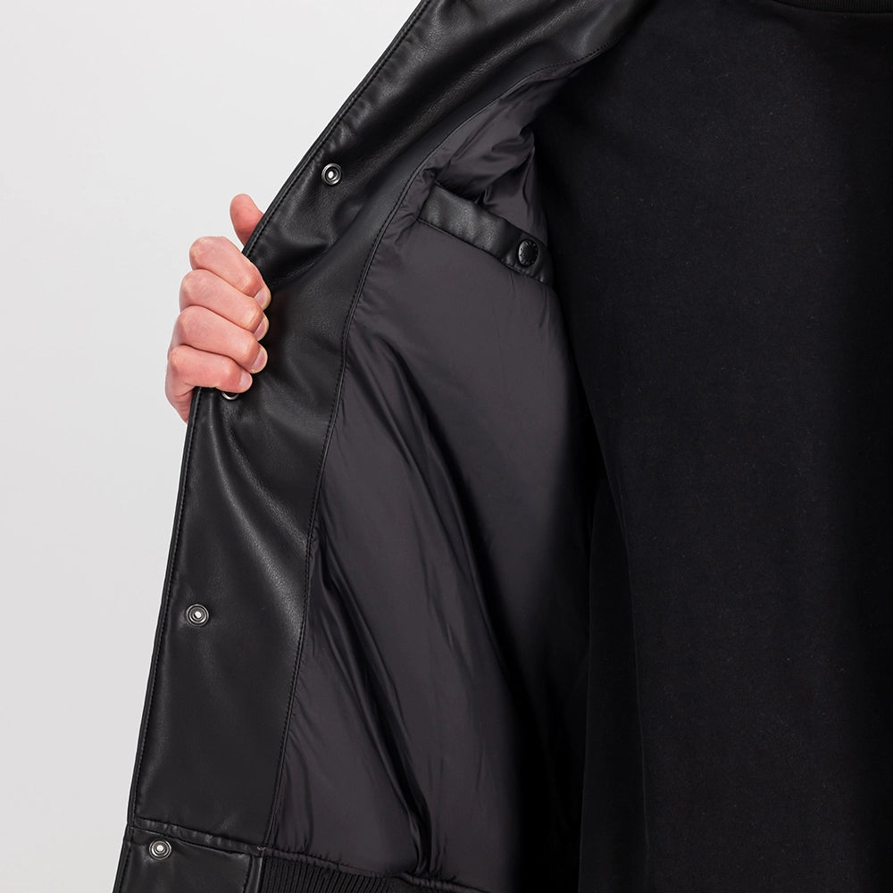 "Schwarze Bomberjacke aus Faux-Leder von Alpha Industries mit gerippten Bündchen, Utility Pocket und Schaumdruck.“