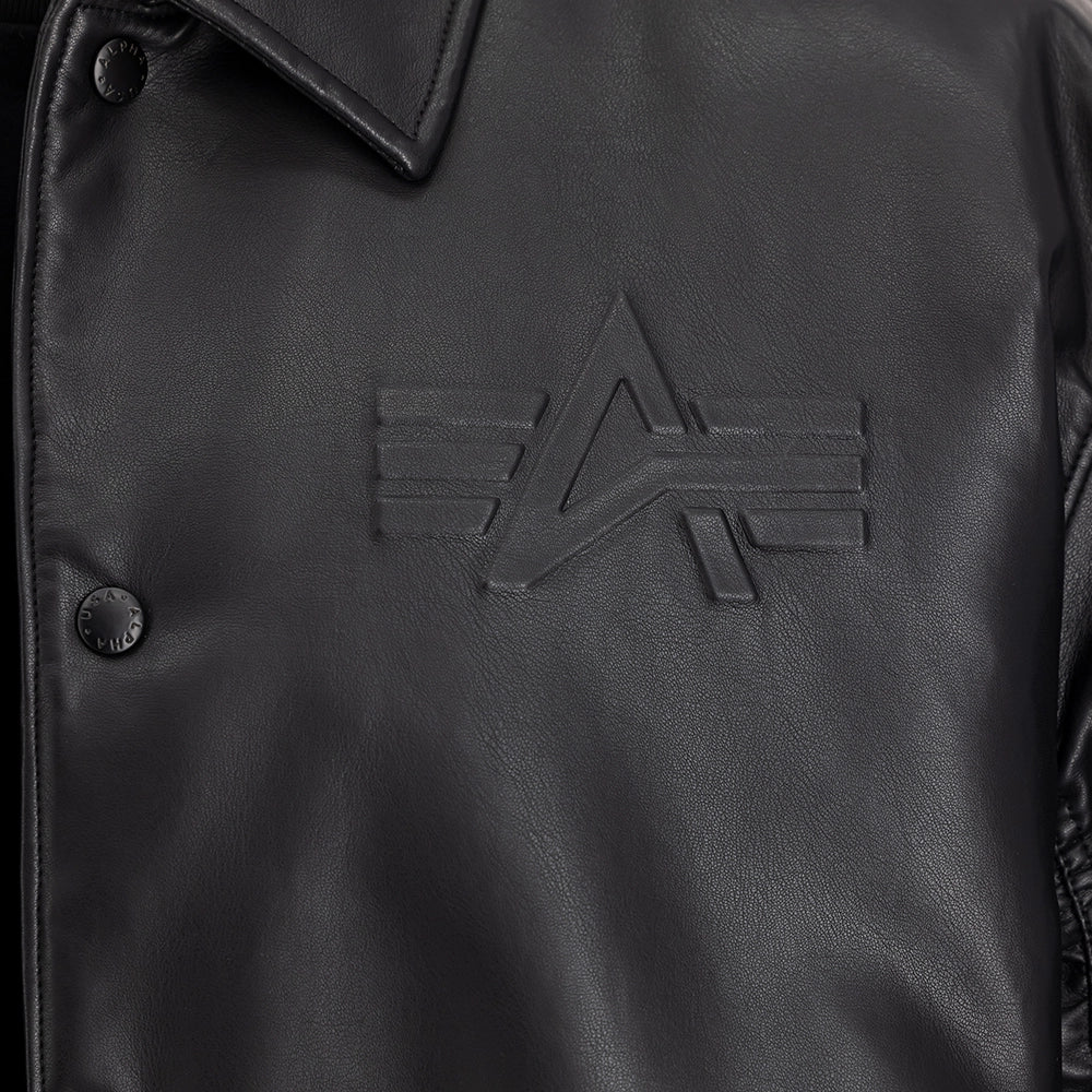 "Schwarze Bomberjacke aus Faux-Leder von Alpha Industries mit gerippten Bündchen, Utility Pocket und Schaumdruck.“