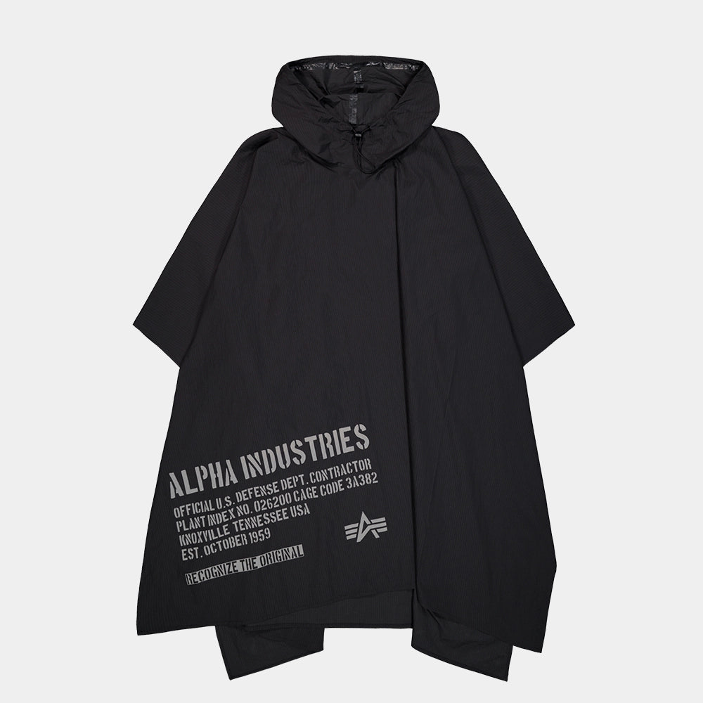 “Schwarzes Alpha Industries Packable Rain Cape mit Logo auf der Brust, verstellbarer Kapuze und rotem Remove Before Flight Anhänger bei Stickabush Berlin.“