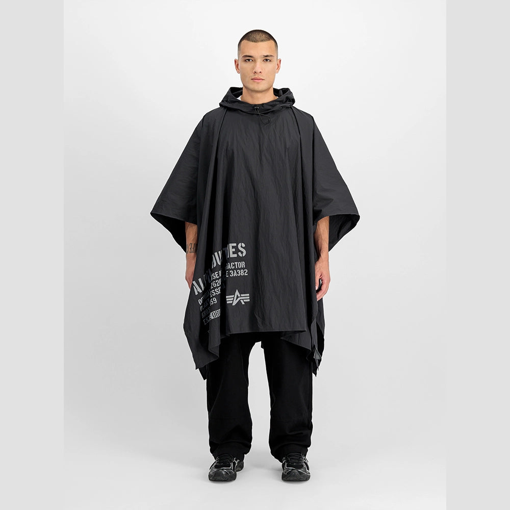 “Schwarzes Alpha Industries Packable Rain Cape mit Logo auf der Brust, verstellbarer Kapuze und rotem Remove Before Flight Anhänger bei Stickabush Berlin.“