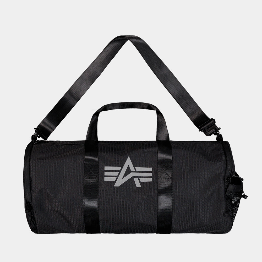 “Schwarze Alpha Industries Sporttasche aus Ripstop-Gewebe mit rotem Remove Before Flight Anhänger und stabilen Kordelzügen bei Stickabush Berlin.“