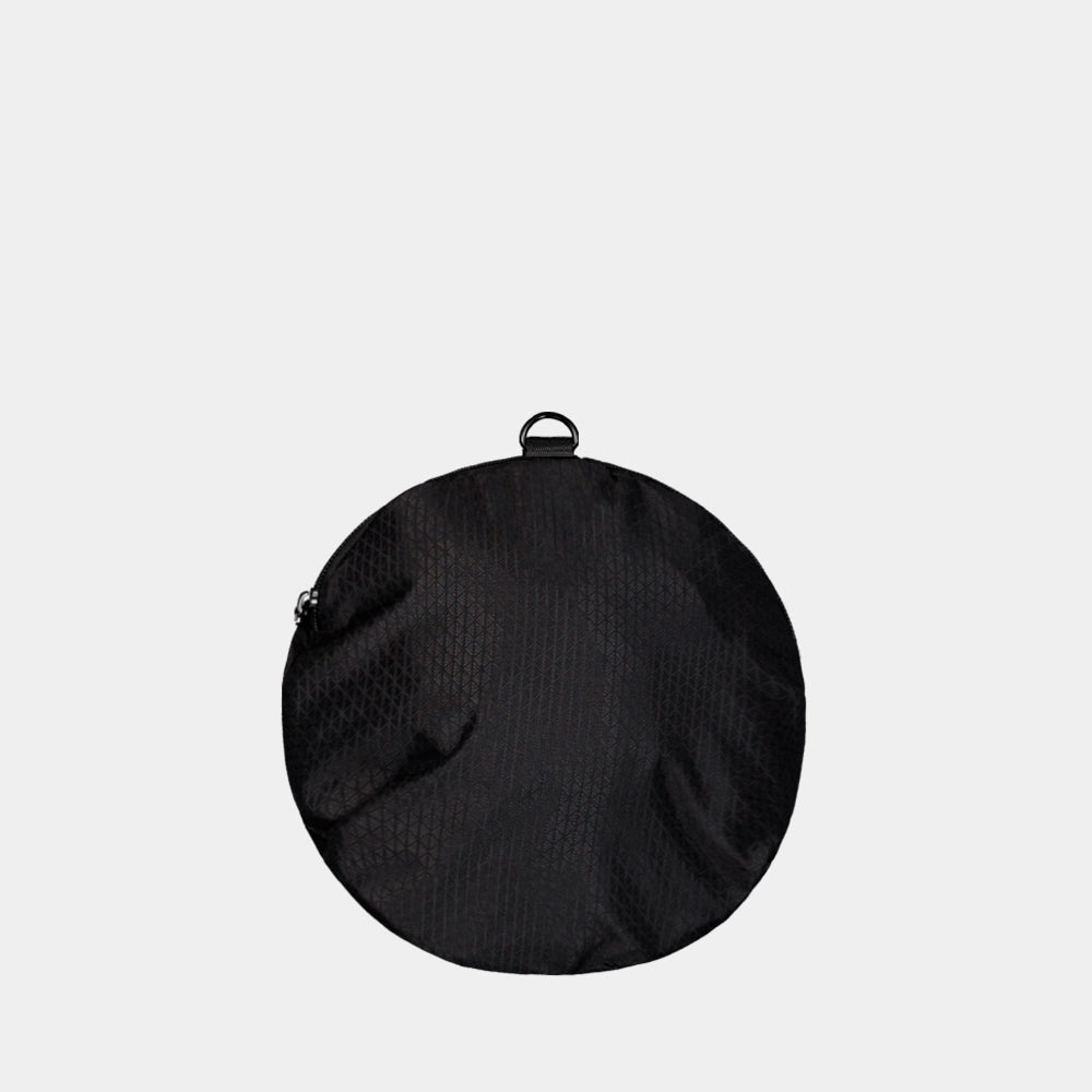 “Schwarze Alpha Industries Sporttasche aus Ripstop-Gewebe mit rotem Remove Before Flight Anhänger und stabilen Kordelzügen bei Stickabush Berlin.“