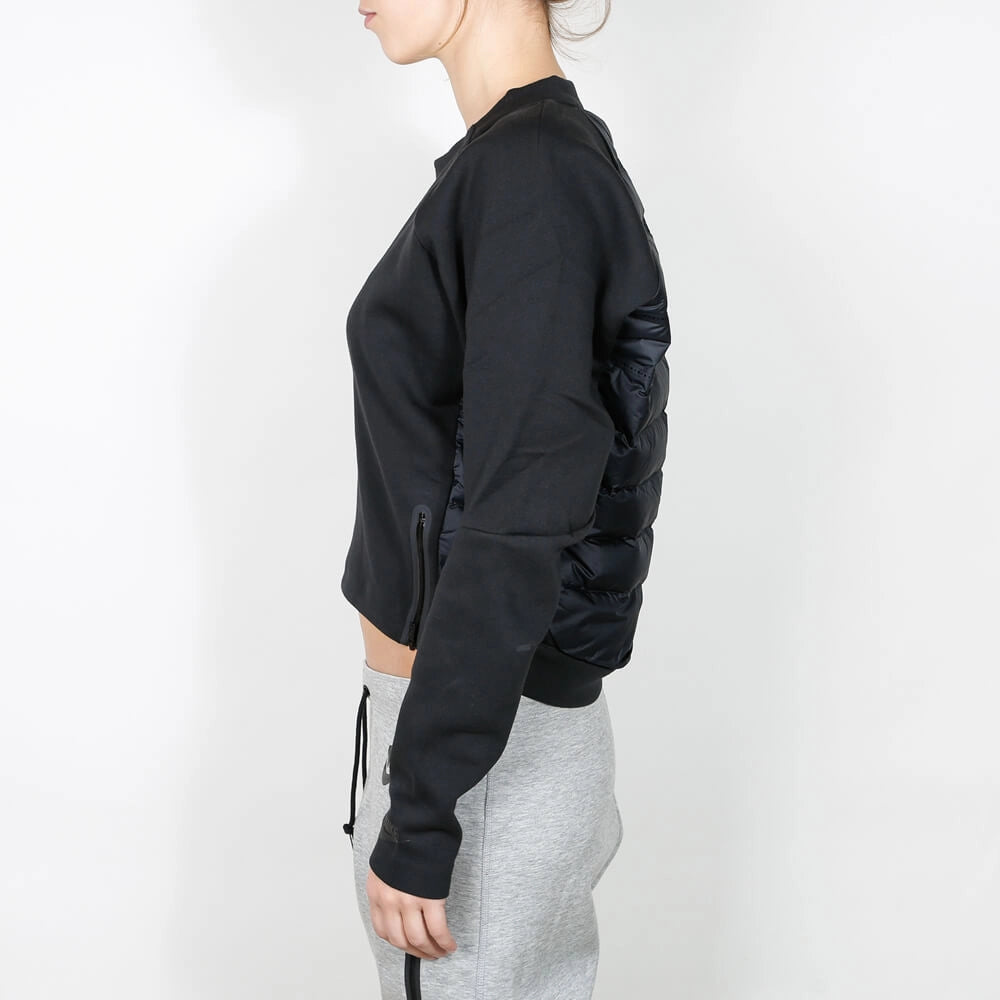 “Nike Tech Fleece Aeroloft Crew Sweater Damen in Schwarz. Materialmix aus Fleece und Daunen, mit gesteppter Vorderseite.“