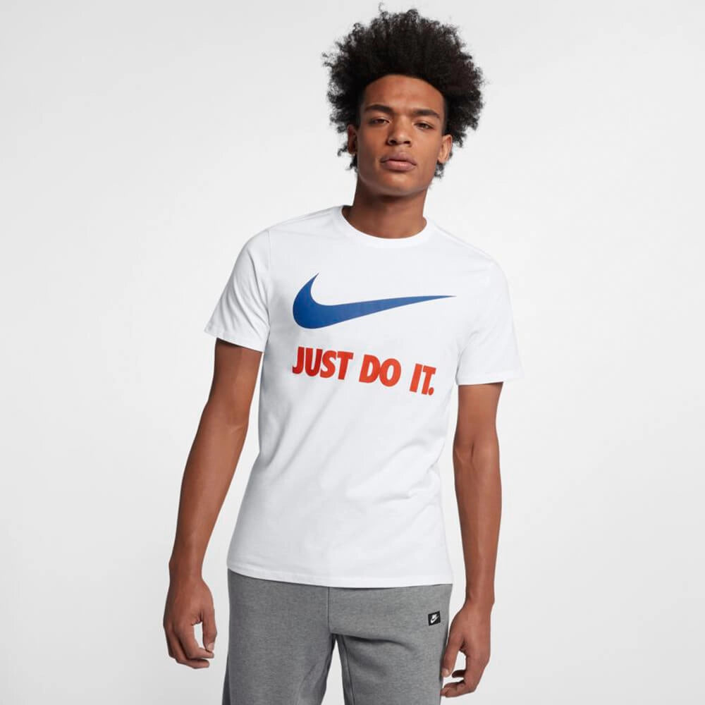 „Weißes Nike Sportswear T-Shirt für Herren mit blauem und orangenem Swoosh sowie Just Do It Schriftzug auf der Brust bei Stickabush Berlin.“