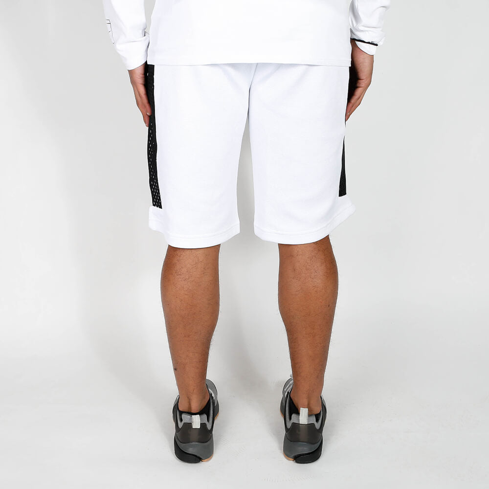 „Weiße Nike Sportswear Nikecourt Shorts für Herren mit schwarzen Paspeln, Netzeinsätzen an den Seiten und schwarzem Nike-Logo-Print bei Stickabush Berlin.“