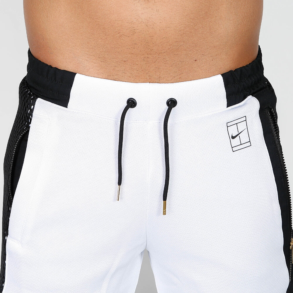 „Weiße Nike Sportswear Nikecourt Shorts für Herren mit schwarzen Paspeln, Netzeinsätzen an den Seiten und schwarzem Nike-Logo-Print bei Stickabush Berlin.“