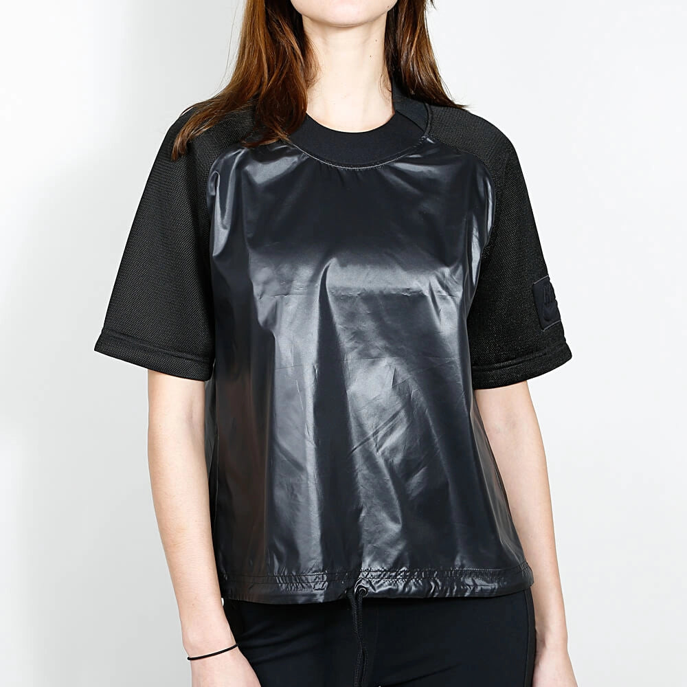 Nike Sportswear WMNS Woven T-Shirt in Black, leichtes Material, klassischer Schnitt, minimalistische Nike-Details