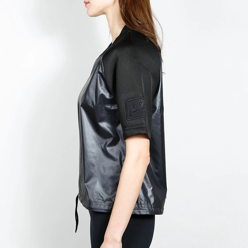 Nike Sportswear WMNS Woven T-Shirt in Black, leichtes Material, klassischer Schnitt, minimalistische Nike-Details