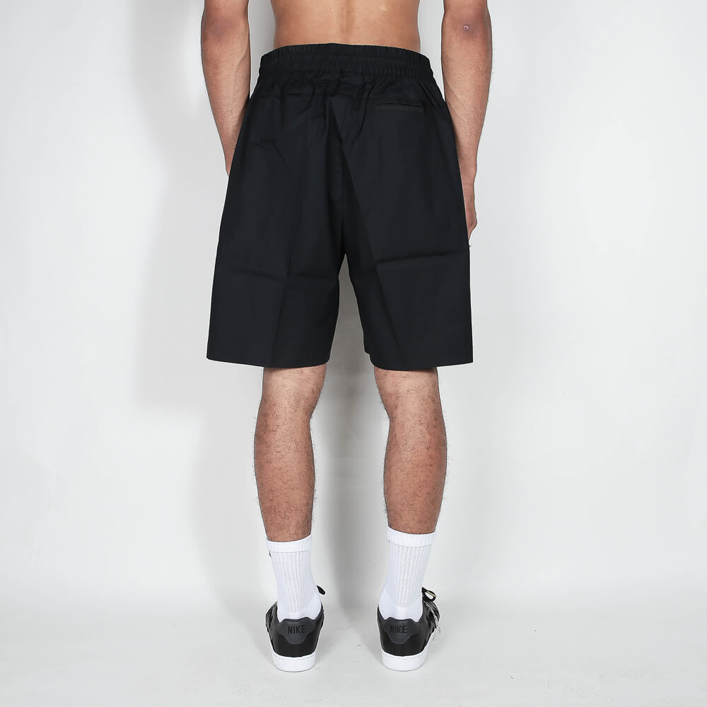 „Schwarze Nike Sportswear Court Shorts für Herren aus Baumwolle mit weißem Swoosh-Logo und elastischem Kordelzug-Bund bei Stickabush Berlin.“