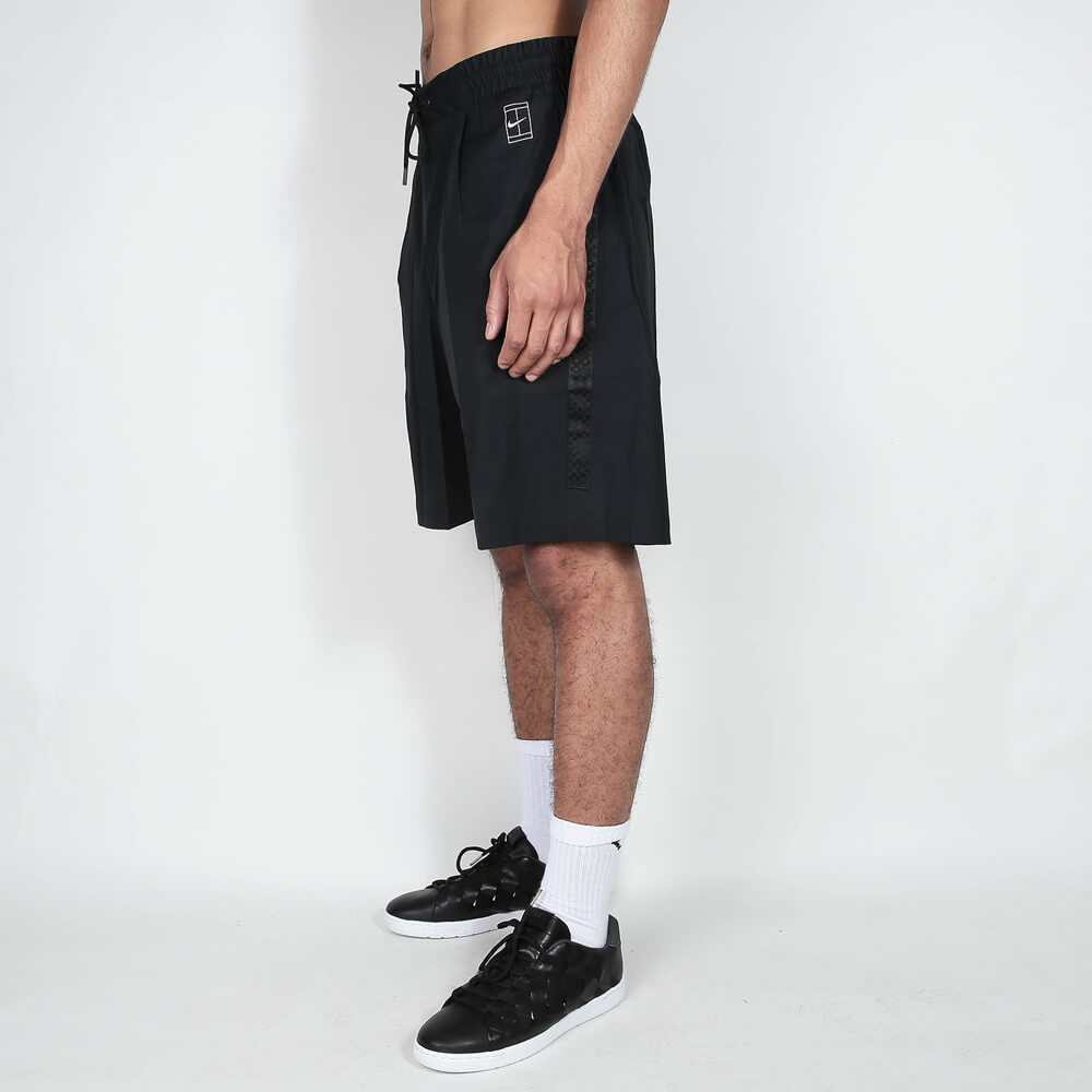 „Schwarze Nike Sportswear Court Shorts für Herren aus Baumwolle mit weißem Swoosh-Logo und elastischem Kordelzug-Bund bei Stickabush Berlin.“