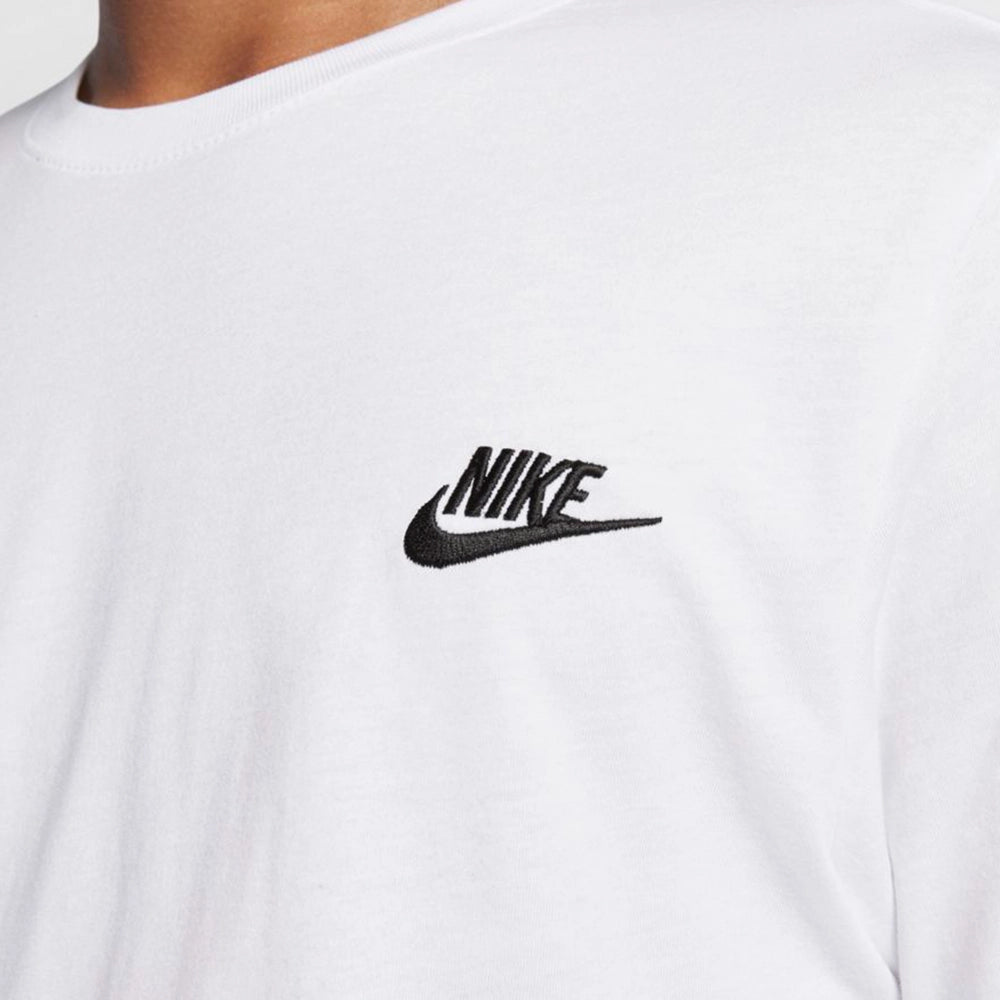 “Nike Sportswear Club T-Shirt in Weiß. T-Shirt aus Baumwoll-Jersey mit einem gestickten, schwarzen Nike Futura-Logo auf der Brust.“