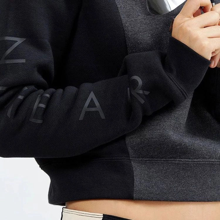 "Nike WMNS Air Hoodie in Schwarz. Weiche Fleece-Mischung, lockere Passform, großes Nike Air Logo auf der Brust."