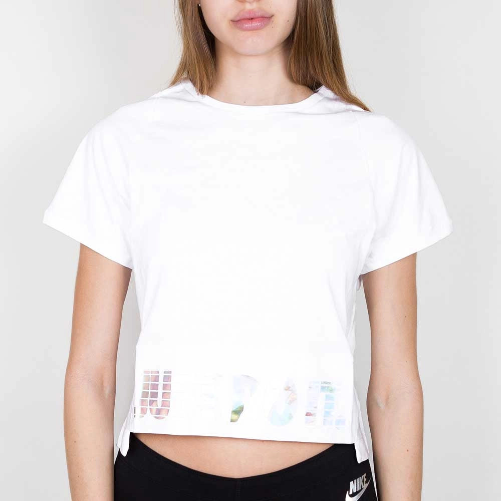 „Weißes Nike Sportswear T-Shirt für Herren mit holografischem, farbwechselndem Just Do It Druck am Saum bei Stickabush Berlin.“