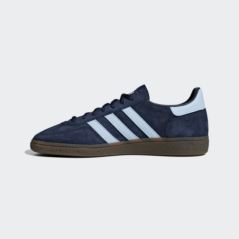 Adidas Handball Spezial. Blauer Sneaker aus Wildleder mit hellblauen 3-Streifen, goldfarbenem Schriftzug und einer Gummisohle.
