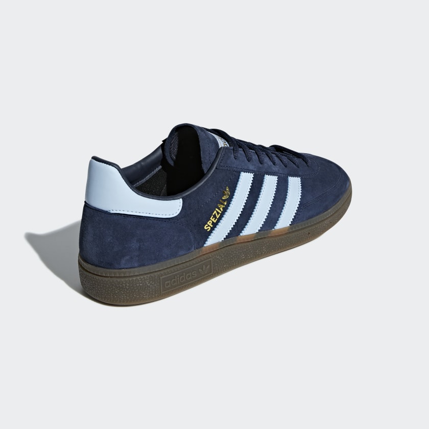 Adidas Handball Spezial. Blauer Sneaker aus Wildleder mit hellblauen 3-Streifen, goldfarbenem Schriftzug und einer Gummisohle.