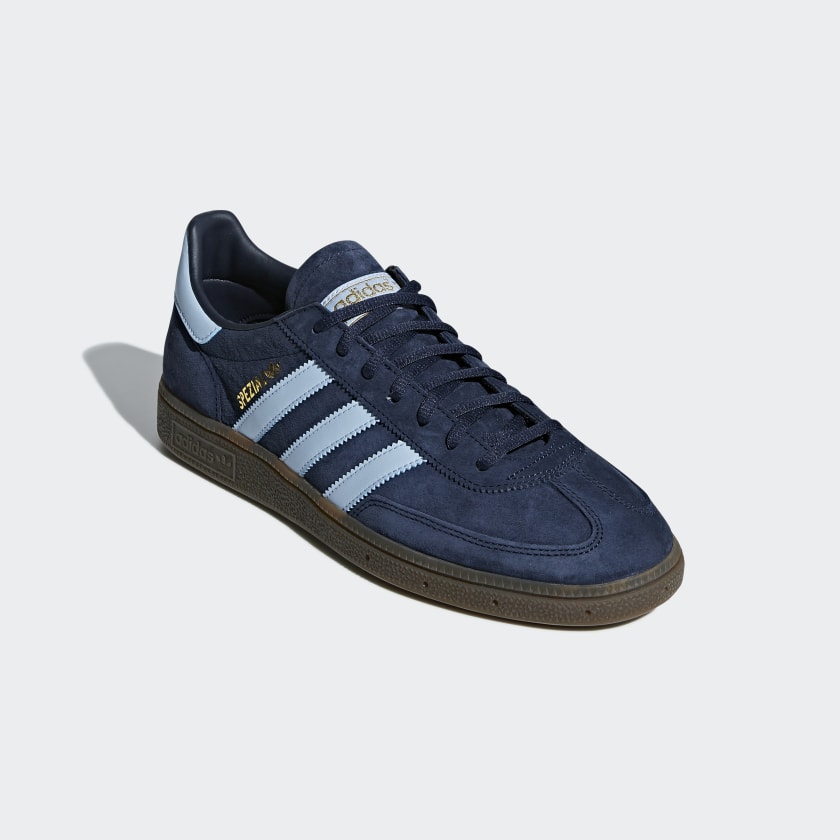Adidas Handball Spezial. Blauer Sneaker aus Wildleder mit hellblauen 3-Streifen, goldfarbenem Schriftzug und einer Gummisohle.