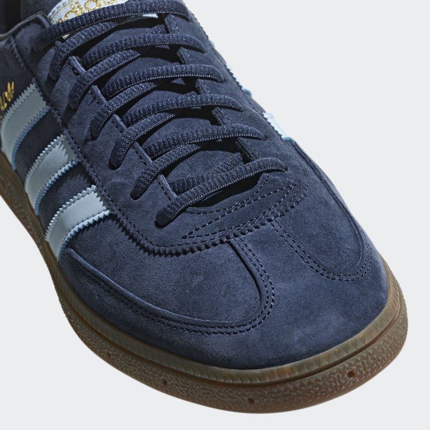 Adidas Handball Spezial. Blauer Sneaker aus Wildleder mit hellblauen 3-Streifen, goldfarbenem Schriftzug und einer Gummisohle.