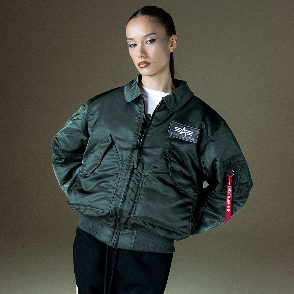 Female Model in Alpha Industries CWU 45 Bomberjacke – klassische Pilotjacke im modernen Streetwear-Look.