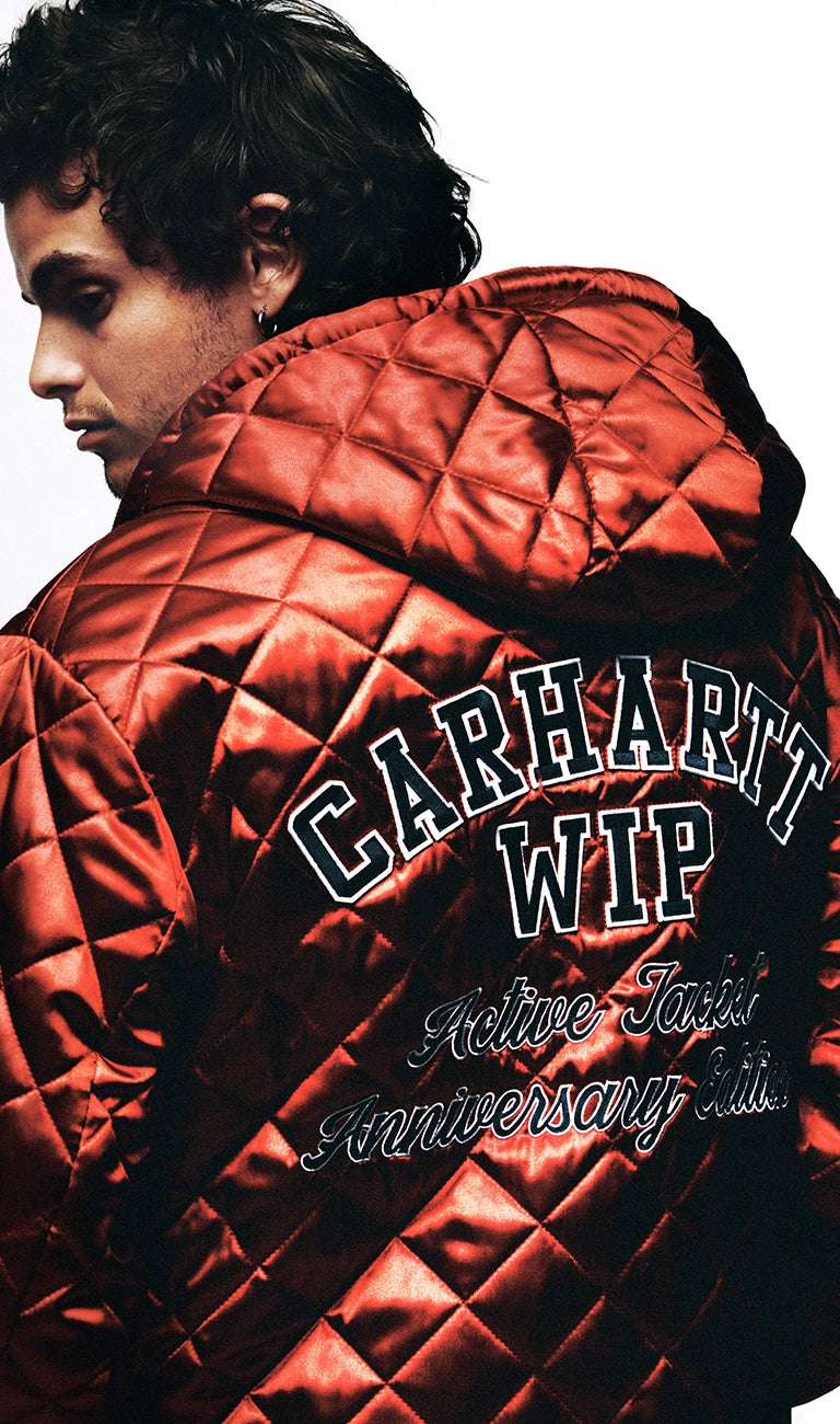 Model in Carhartt WIP OG Active Jacket – klassische Workwear-Jacke im modernen Streetwear-Stil.