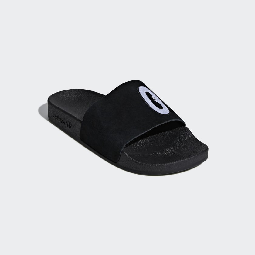 Adidas Adilette "Cartoon" W Core Black STAB Slipper Streetwear Shop Sneaker Store Adidas Schuhe stab retro sneaker air force one damen retro sneaker damen snkraddicted streetwear marken schuhe 80er jahre sneakerjagers adidas limited edition 80er schuhe retro sneaker seltene sneaker adidas sonderedition