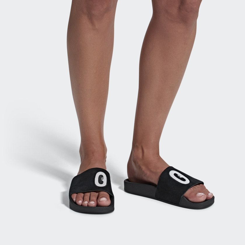 Adidas Adilette "Cartoon" W Core Black STAB Slipper Streetwear Shop Sneaker Store Adidas Schuhe stab retro sneaker air force one damen retro sneaker damen snkraddicted streetwear marken schuhe 80er jahre sneakerjagers adidas limited edition 80er schuhe retro sneaker seltene sneaker adidas sonderedition