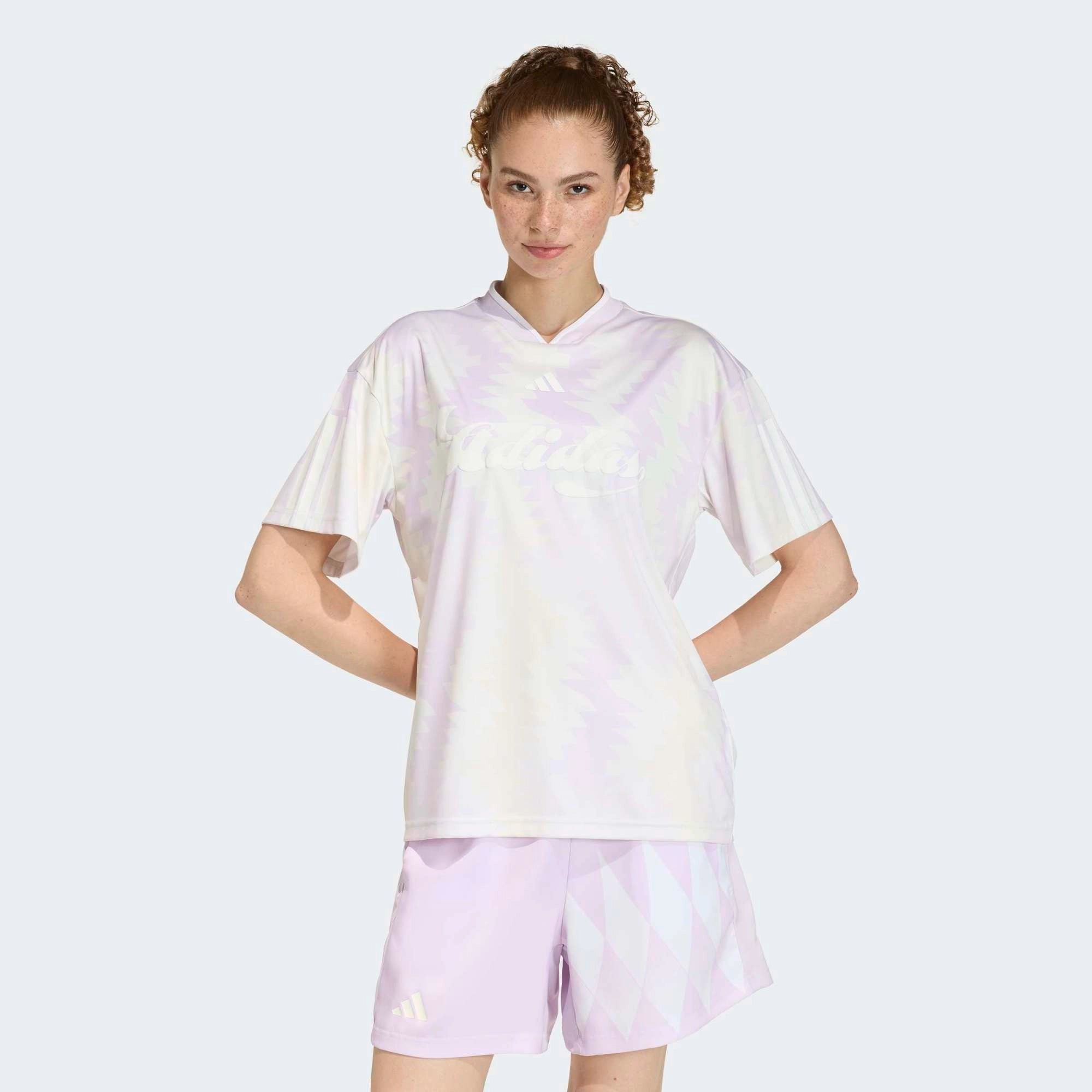 “Weißes Adidas House of Tiro X Common Goal Trikot für Damen mit dezenten lavenderfarbenen Details und klassischem V-Ausschnitt bei Stickabush Berlin.“