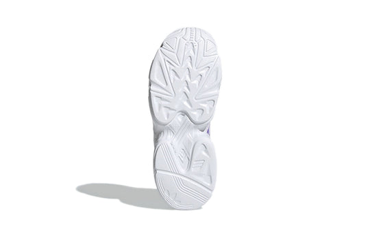 „adidas Yung 96 C Kinderschuh in der Seitenansicht, zeigt den markanten Mesh-Synthetik-Materialmix und die griffige Running-Sohle bei Stickabush Berlin.“