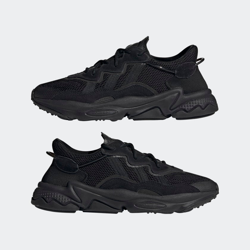 "Adidas Ozweego – Core Black / Carbon. Schwarzer Sneaker aus Mesh, Wildleder und Synthetik, mit Adiprene-Dämpfung, markanten Linien und transparentem Support-Tube."