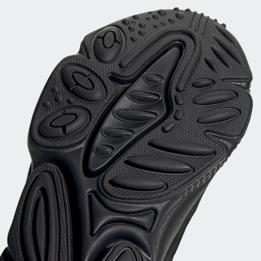 "Adidas Ozweego – Core Black / Carbon. Schwarzer Sneaker aus Mesh, Wildleder und Synthetik, mit Adiprene-Dämpfung, markanten Linien und transparentem Support-Tube."