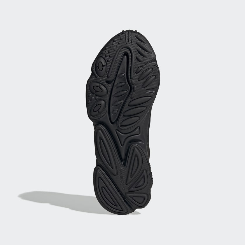"Adidas Ozweego – Core Black / Carbon. Schwarzer Sneaker aus Mesh, Wildleder und Synthetik, mit Adiprene-Dämpfung, markanten Linien und transparentem Support-Tube."