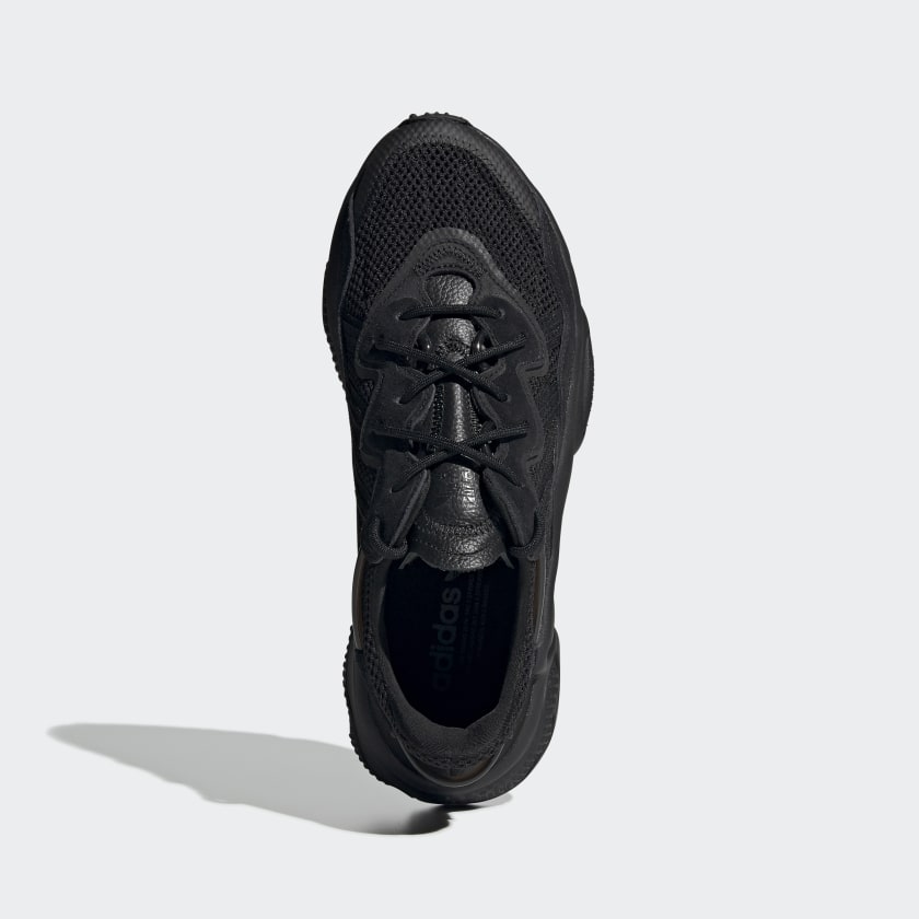"Adidas Ozweego – Core Black / Carbon. Schwarzer Sneaker aus Mesh, Wildleder und Synthetik, mit Adiprene-Dämpfung, markanten Linien und transparentem Support-Tube."